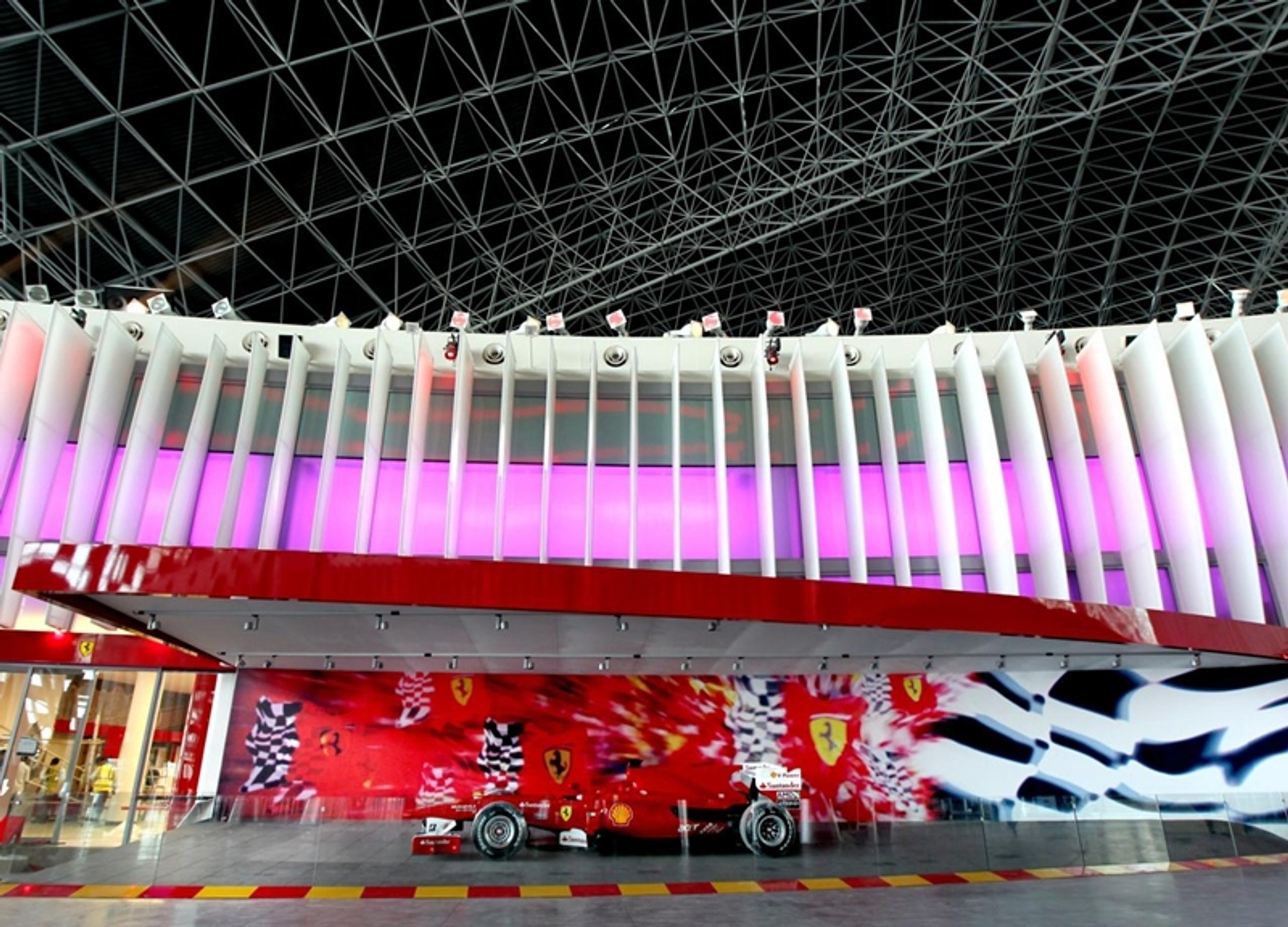 Ferrari World Abu Dhabi zaprasza