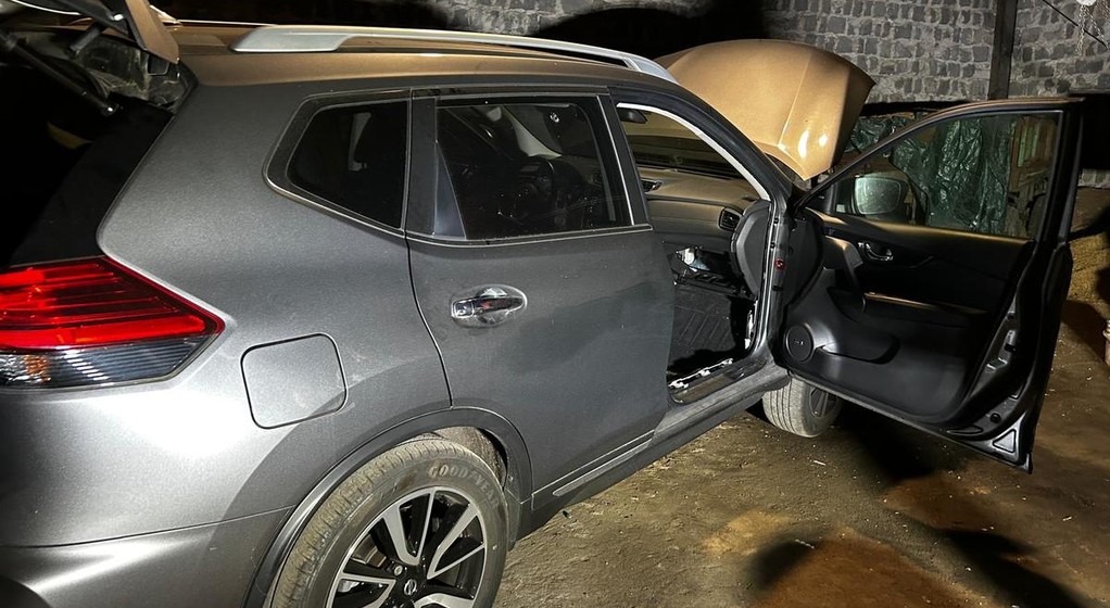 Skradziony Nissan w złodziejskiej dziupli