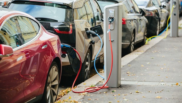 Auta elektryczne o włos tańsze w eksploatacji niż spalinowe. Tak, w Polsce