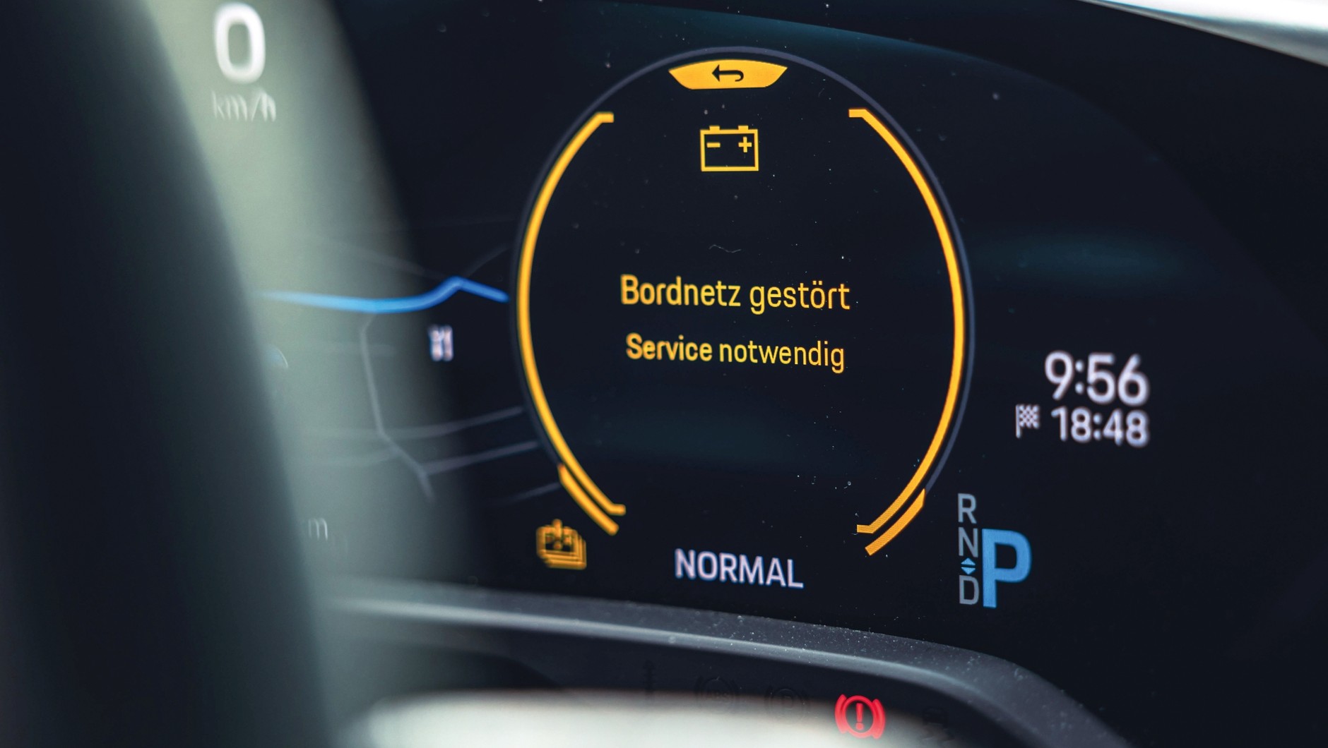 Porsche Taycan 4s: ten groźnie wyglądający komunikat to efekt usterki akumulatora. Na szczęście, nie ekstremalnie drogiego akumulatora trakcyjnego, ale zwykłgo, małego akumulatora 12 V.
