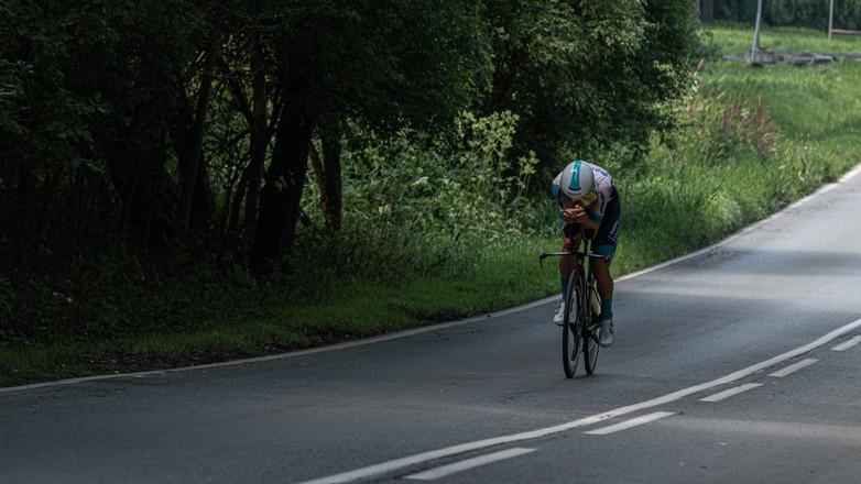 Rowerzysta na drodze