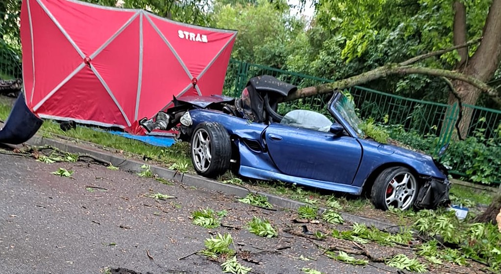 Uderzył Porsche w drzewo. Siła była tak duża, że z auta wypadł silnik
