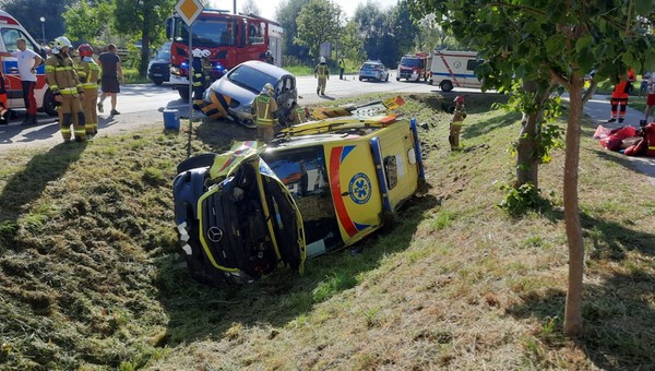 Mieli dwa wypadki w ciągu godziny. Rozbili się nawet w karetce