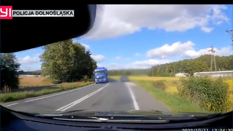 Kierowca Audi, wyprzedzając na łuku prawie doprowadził do czołowego zderzenia