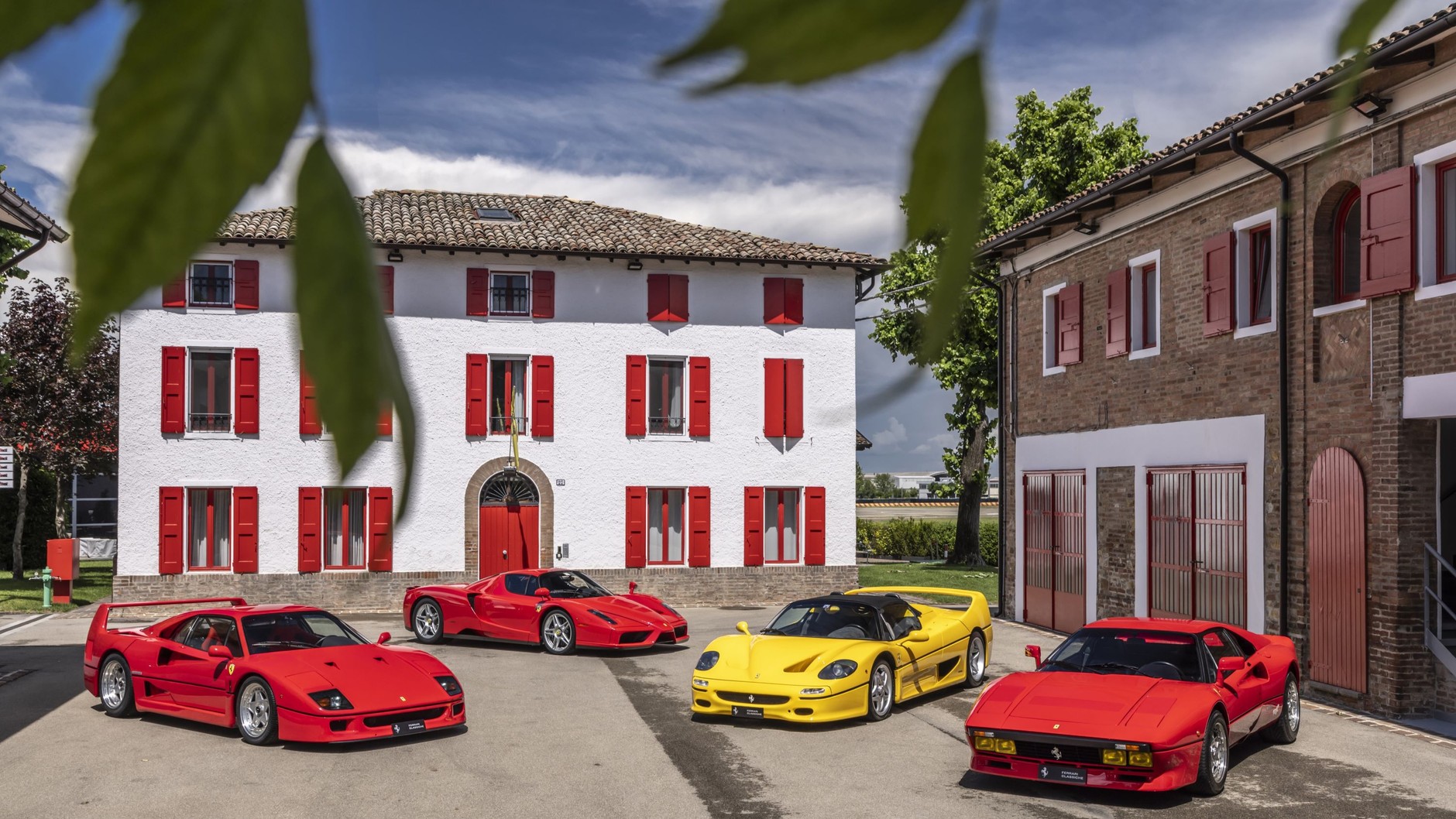 Dom Enzo Ferrari na torze Fiorano (przed nim od lewej: Ferrari F40, Ferrari Enzo Ferrari, Ferrari F50 i Ferrari GTO)