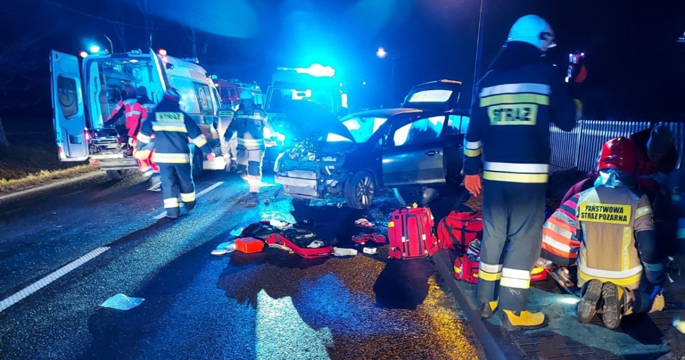 Nie żyją strażak i kobieta, której próbował pomóc. Zdjęcie z miejsca wypadku (fot. Policja Pajęczno)