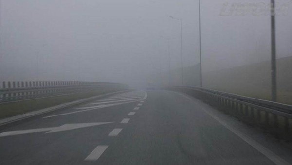 Mgła, że widać tylko na 100 metrów. Masz prawo włączyć światła przeciwmgłowe tylne?
