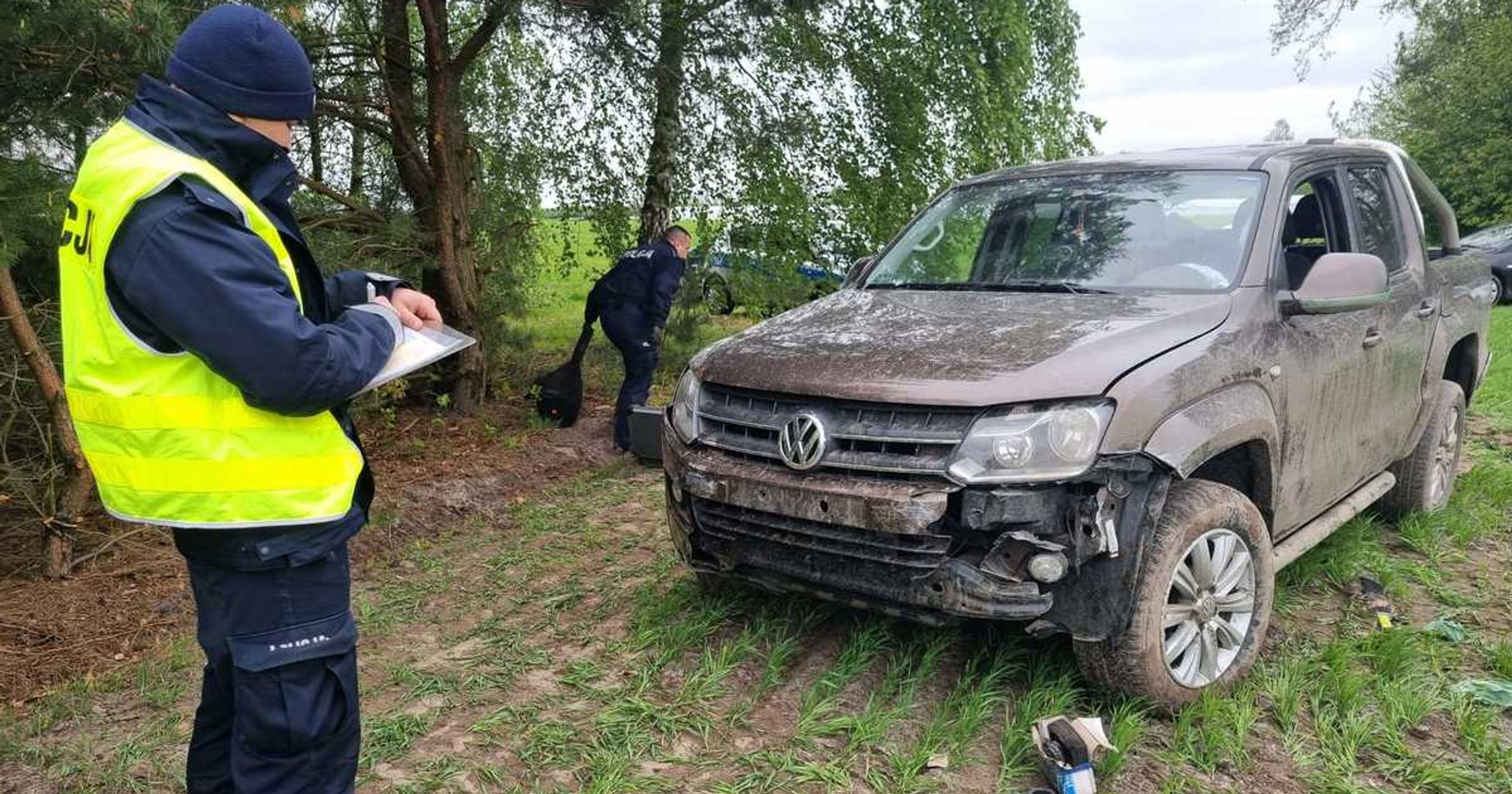 Kierowca VW Amaroka uciekał przez trzy powiaty i rozbił blokadę policyjną