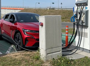 Tylko 2000 kWh tańszej energii dla domu, coraz droższe ładowanie na ulicy. Jazda elektrykiem traci sens