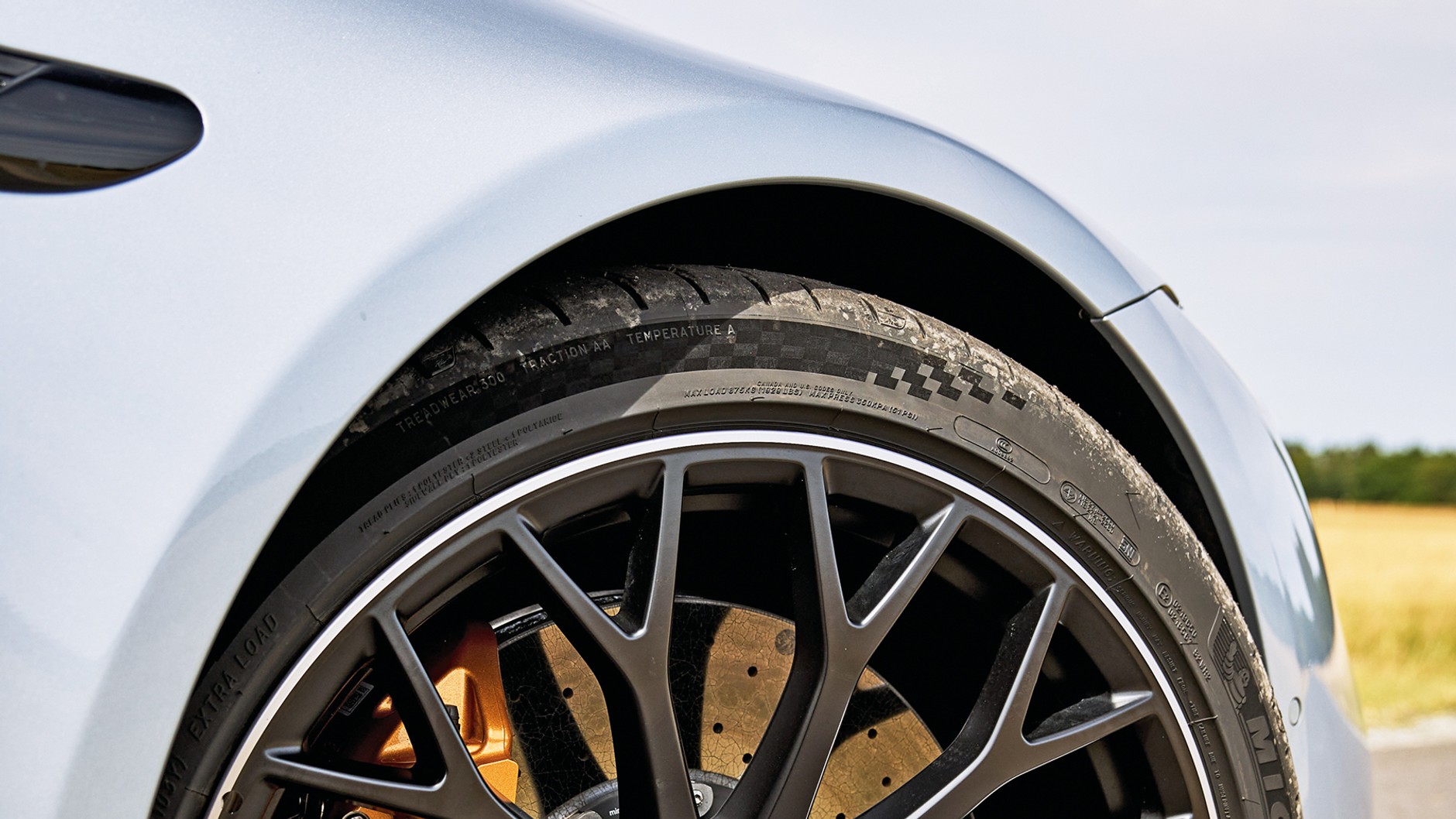 Stabilny i naprawdę ostry: ceramiczny układ hamulcowy za dodatkowe 42 341 zł