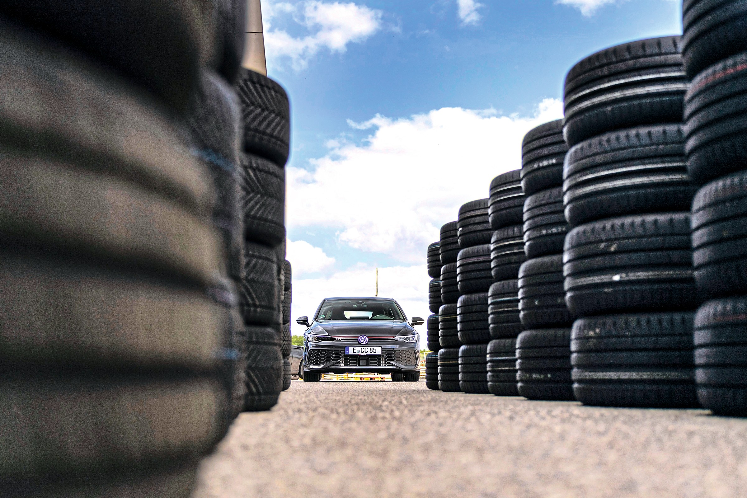 Które opony letnie są najtrwalsze? Niektóre nie wystarczą choćby na jeden sezon [RANKING]