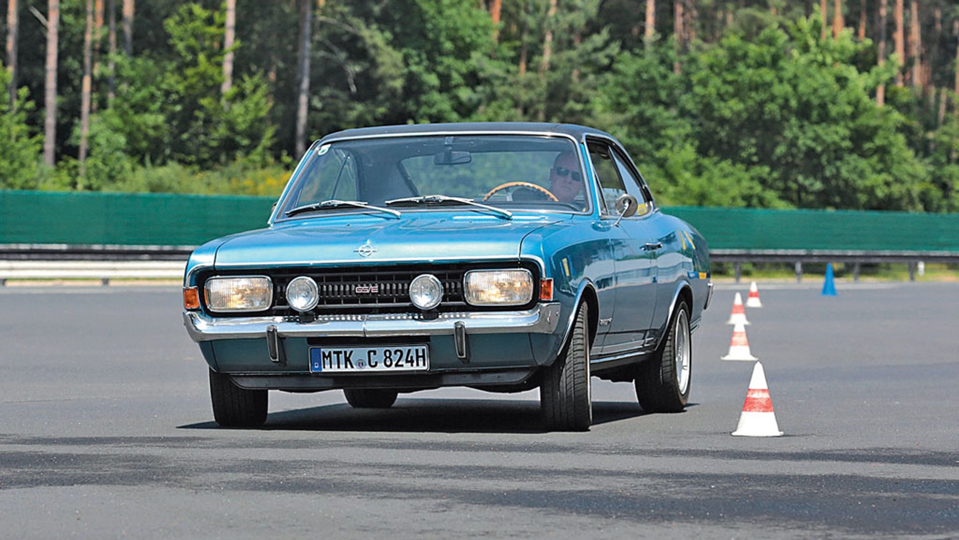„Sportowy grill, światła Taghell i dwie potężne rury wydechowe” – tak reklamował Opel swojego sportowego Commodore Coupé. To brzmi zarozumiale, ale auto rozpędzało się do 200 km/h i miało z przodu spoiler!