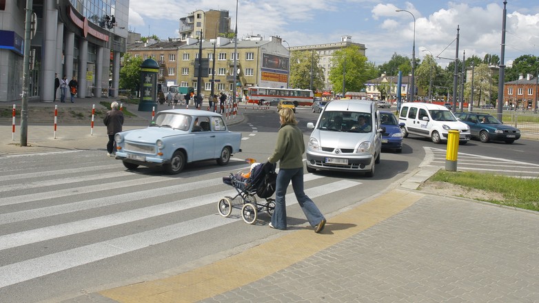 Wjazd na przejście, na które właśnie wszedł pieszy, prowokuje kierowców z tyłu, by także kontynuowali jazdę.