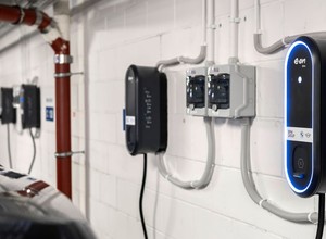 Ładowanie elektryka w biurze jest wygodne. Polska centrala BMW założyła 42 nowe wallboxy