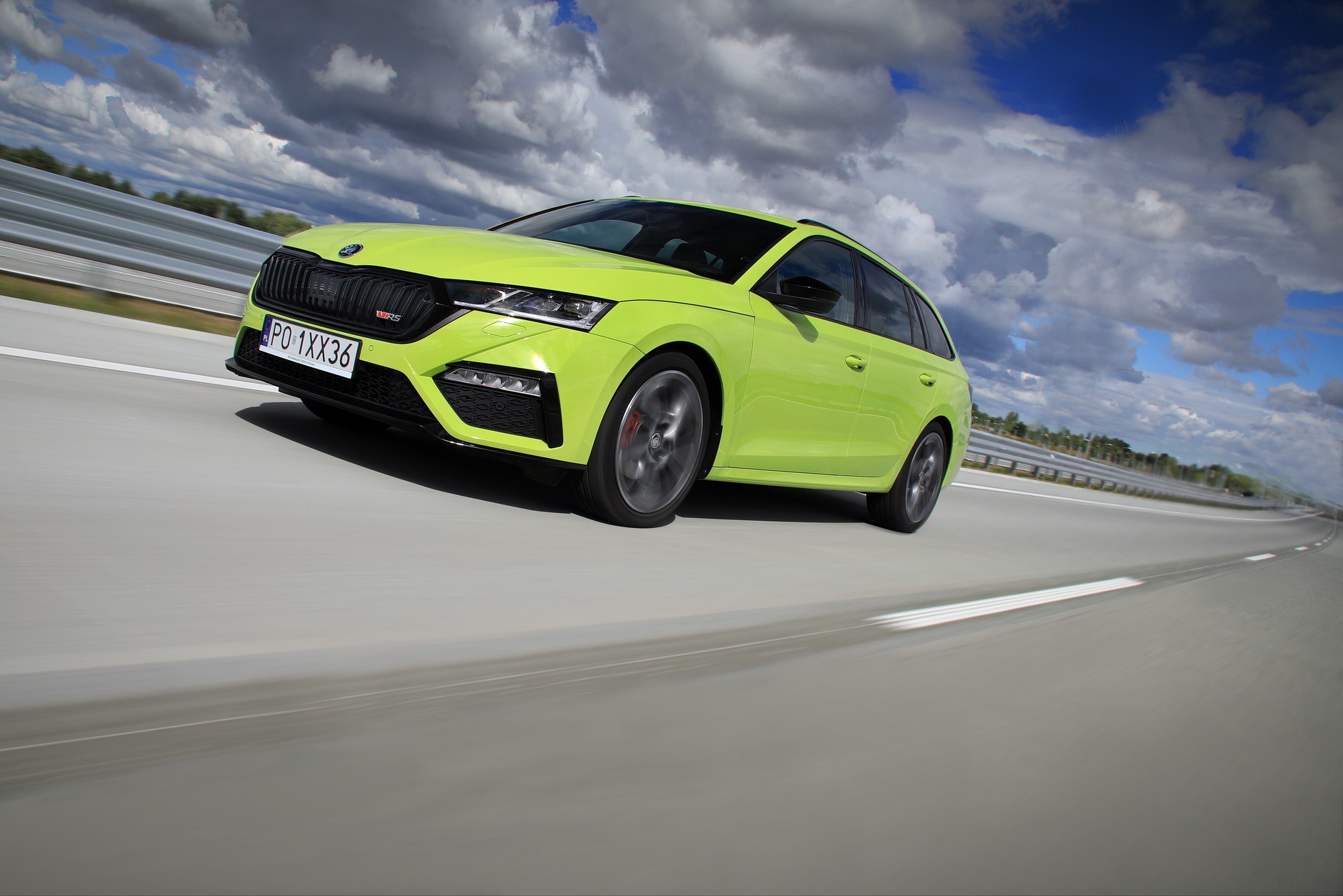 Progresywny układ kierowniczy, utwardzone i obniżone o 15 mm sportowe zawieszenie oraz adaptacyjna amortyzacja (3700 zł) sprawiają, że rodzinne kombi daje kierowcy dużo frajdy.