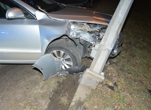 Pijana wjechała w latarnię. Na miejsce wróciła z trzeźwą znajomą