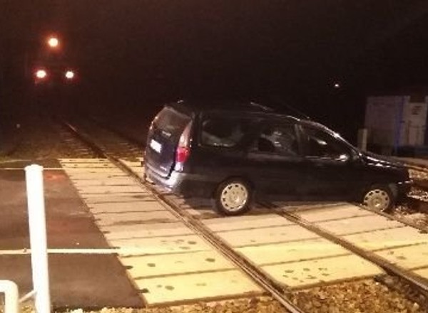 O włos od tragedii! Mimo zakazu wjechał na remontowany przejazd kolejowy