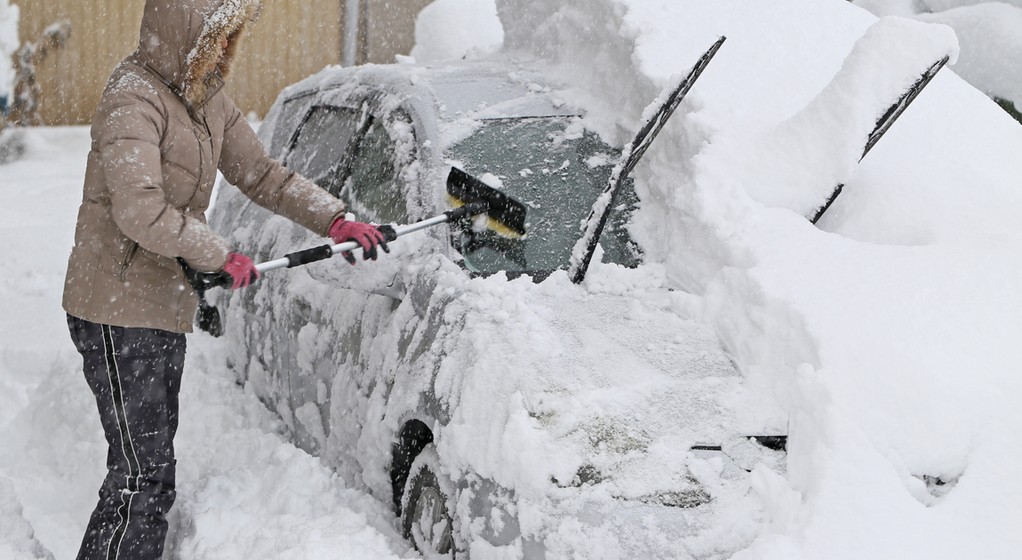 Odśnieżanie samochodu