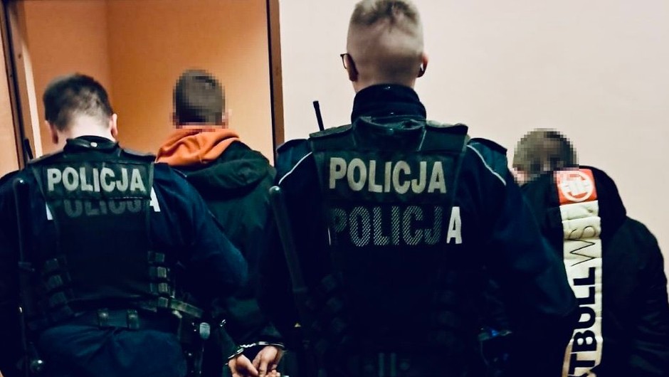 Policjanci od razu ich zauważyli. Ich zachowanie im nie umknęło