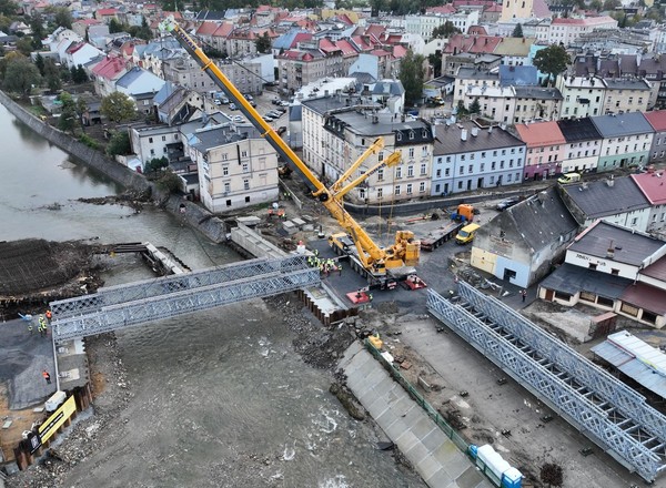 W Głuchołazach stanęły wielkie pomosty. Zastąpią most porwany podczas powodzi
