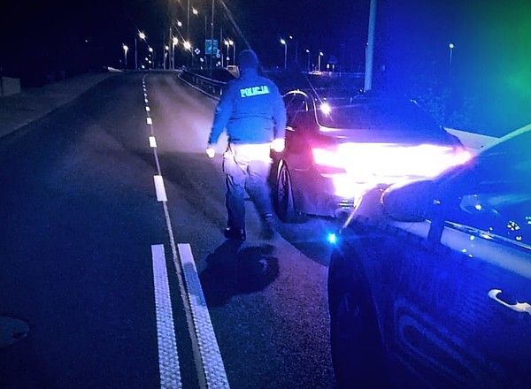 Zaczął na parkingu, skończy w sądzie. 18-latek z BMW już pewnie żałuje, że kręcił piruety