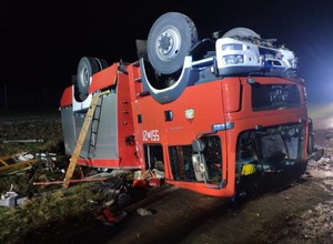 Jadący do pożaru strażacy wpadli w poślizg, ich pojazd dachował [Zdjęcia]