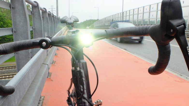 By światło lampki było dobrze widoczne w dzień, musi być silnie skupione i – najlepiej – migające w nieregularnych odstępach czasu