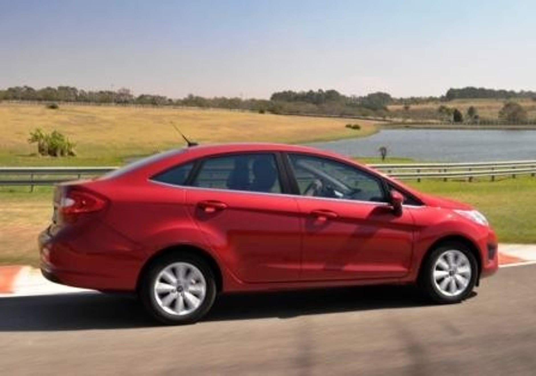 Nadjeżdża Ford Fiesta sedan