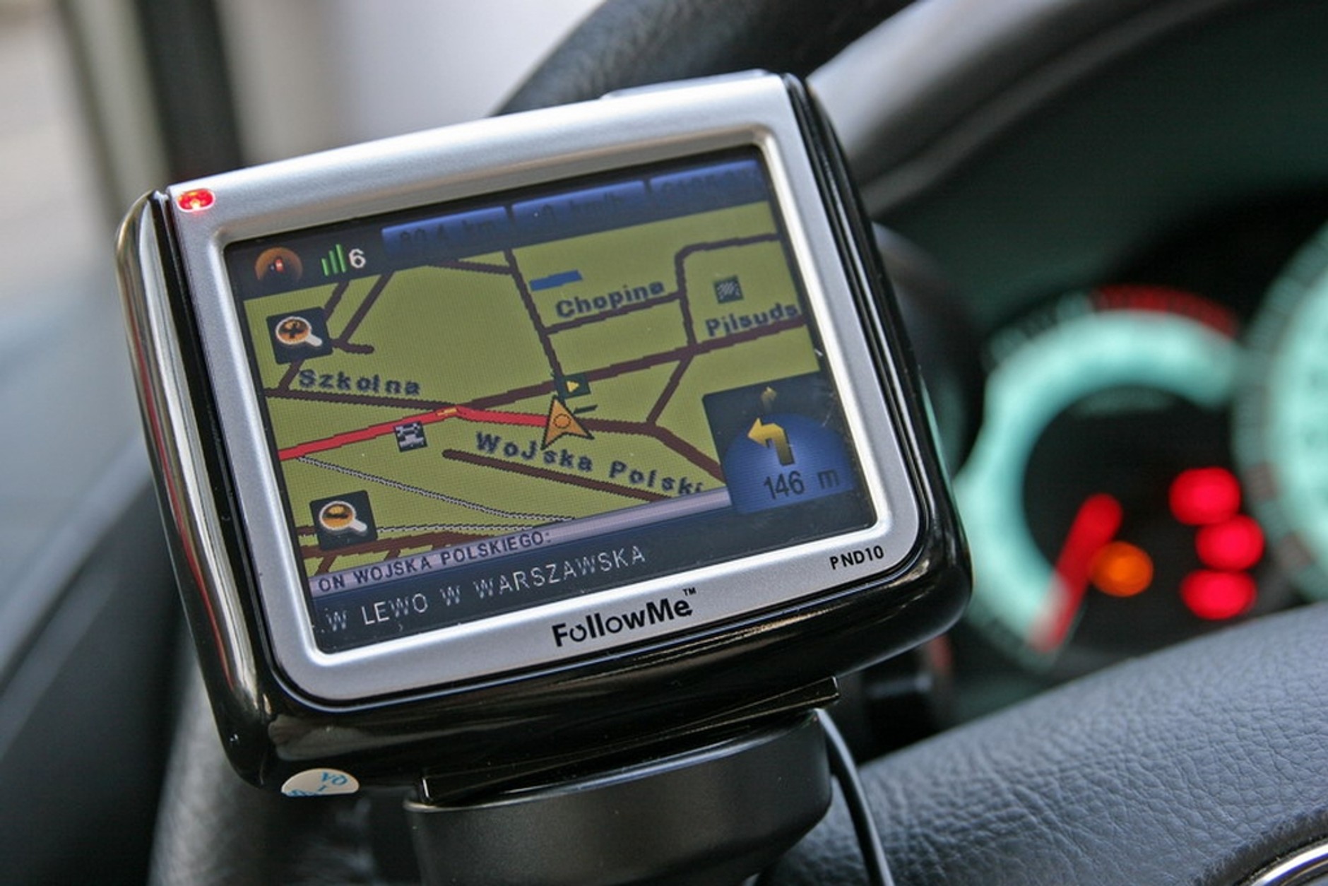 Follow Me? Dobre na lotnisko. A w Polsce? Produkt nikomu nie znanej firmy (pomysł polskiego importera) z przeciętnymi mapami.