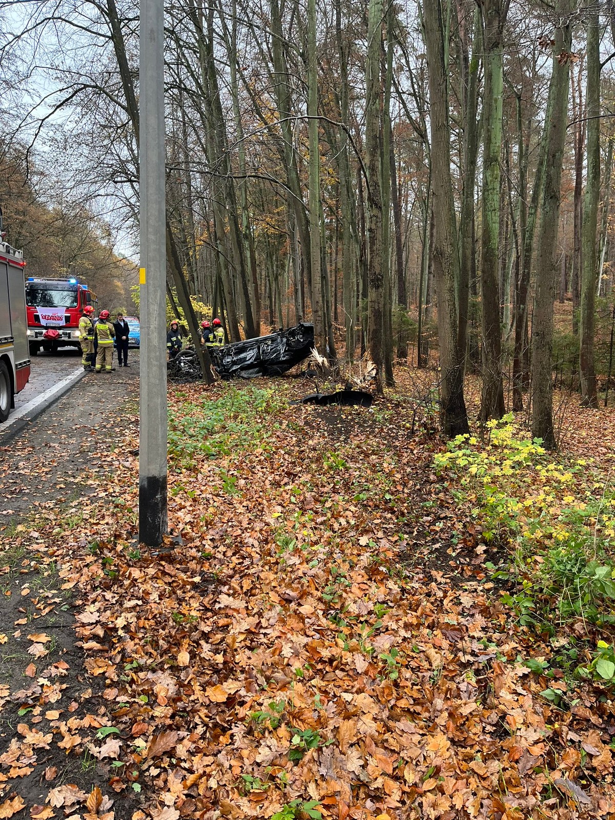 Po wypadnięciu z drogi Audi RS e-tron GT dachowało