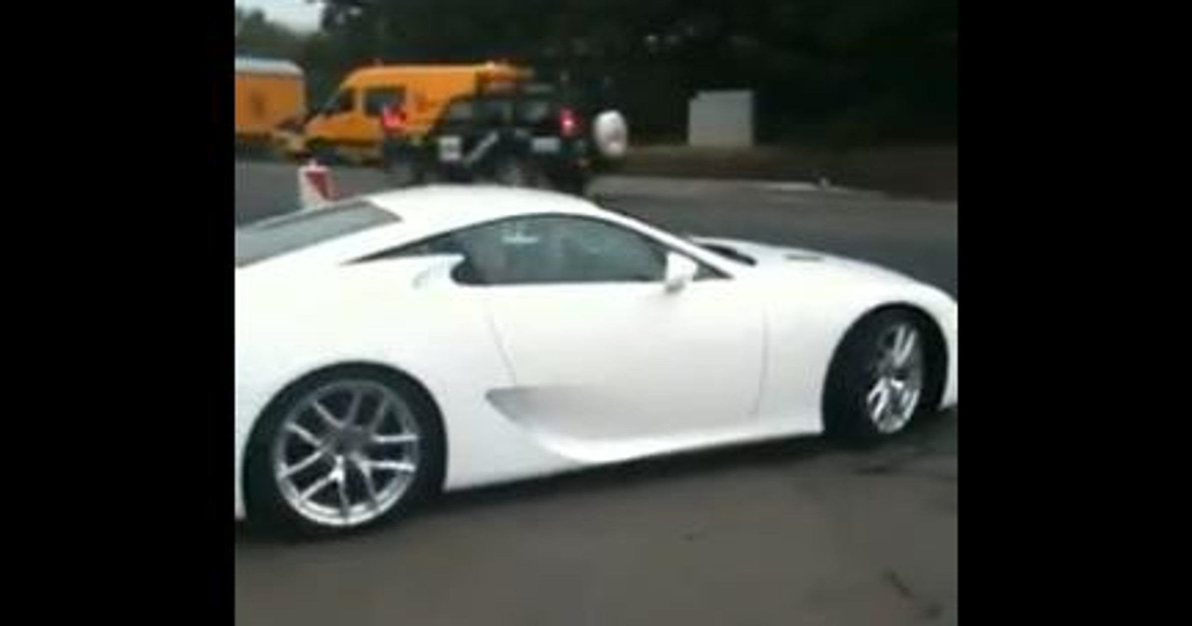 Lexus LF-A na drodze