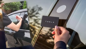 Tesla otwierana dłonią? Ten kierowca wszczepił sobie chip [WIDEO]