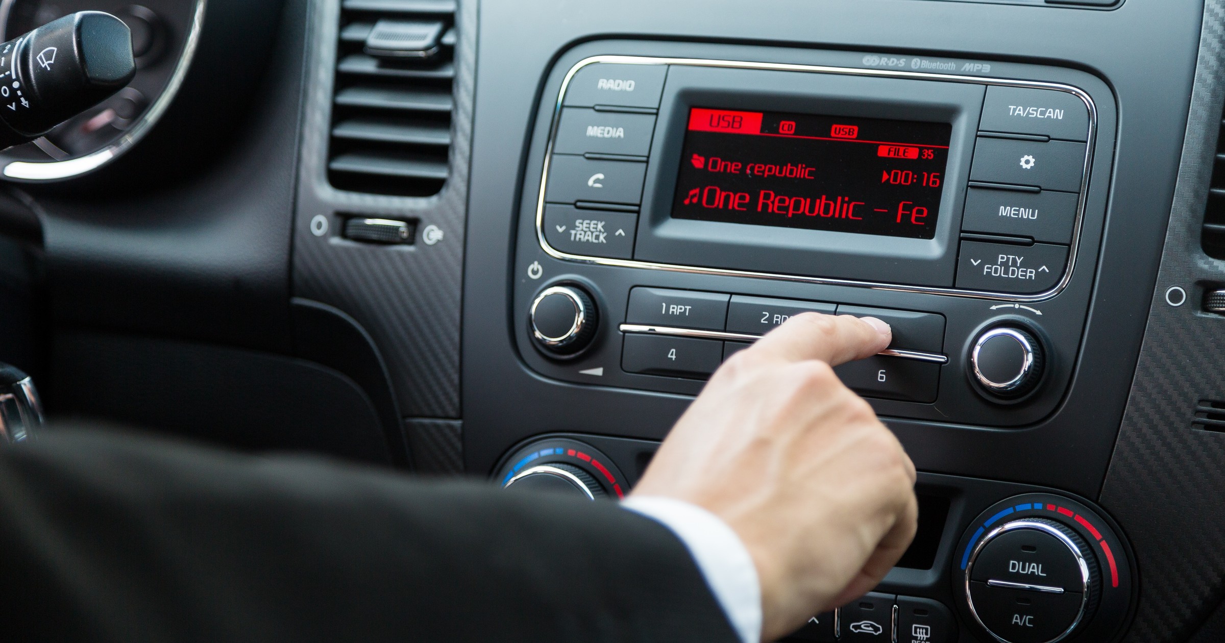 Za radio w samochodzie służbowym lub firmowym trzeba płacić abonament radiowy, nawet jeżeli nie korzystamy z urządzenia | zdj. ilustracyjne