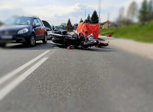 Motocyklista zderzył się z trzema samochodami. Tragiczna majówka na polskich drogach