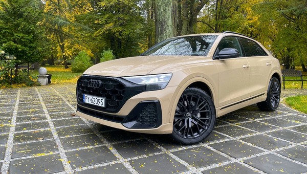 Pierwsza jazda Audi Q8 po liftingu. Główne zmiany to błyskotki, gadżety i bajery