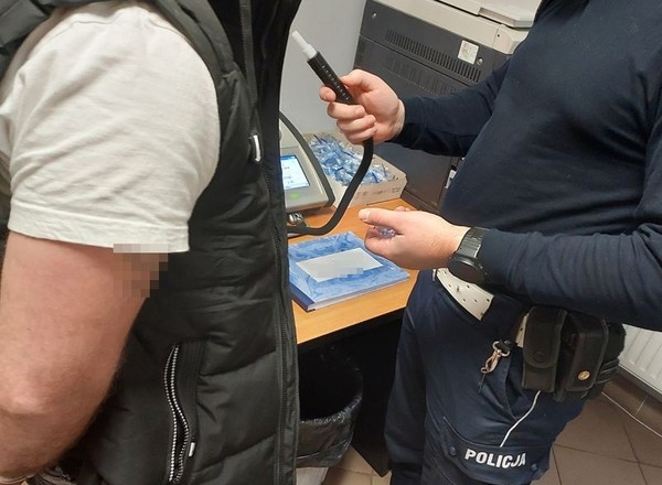 Zygzakiem jechał z dzieckiem. Policjanci nie mieli skrupułów