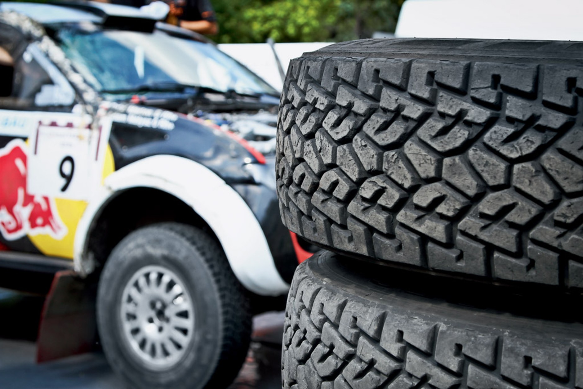 L200 rajdówka kontra seria. Czym auto Małysza różni się od typowego pikapa