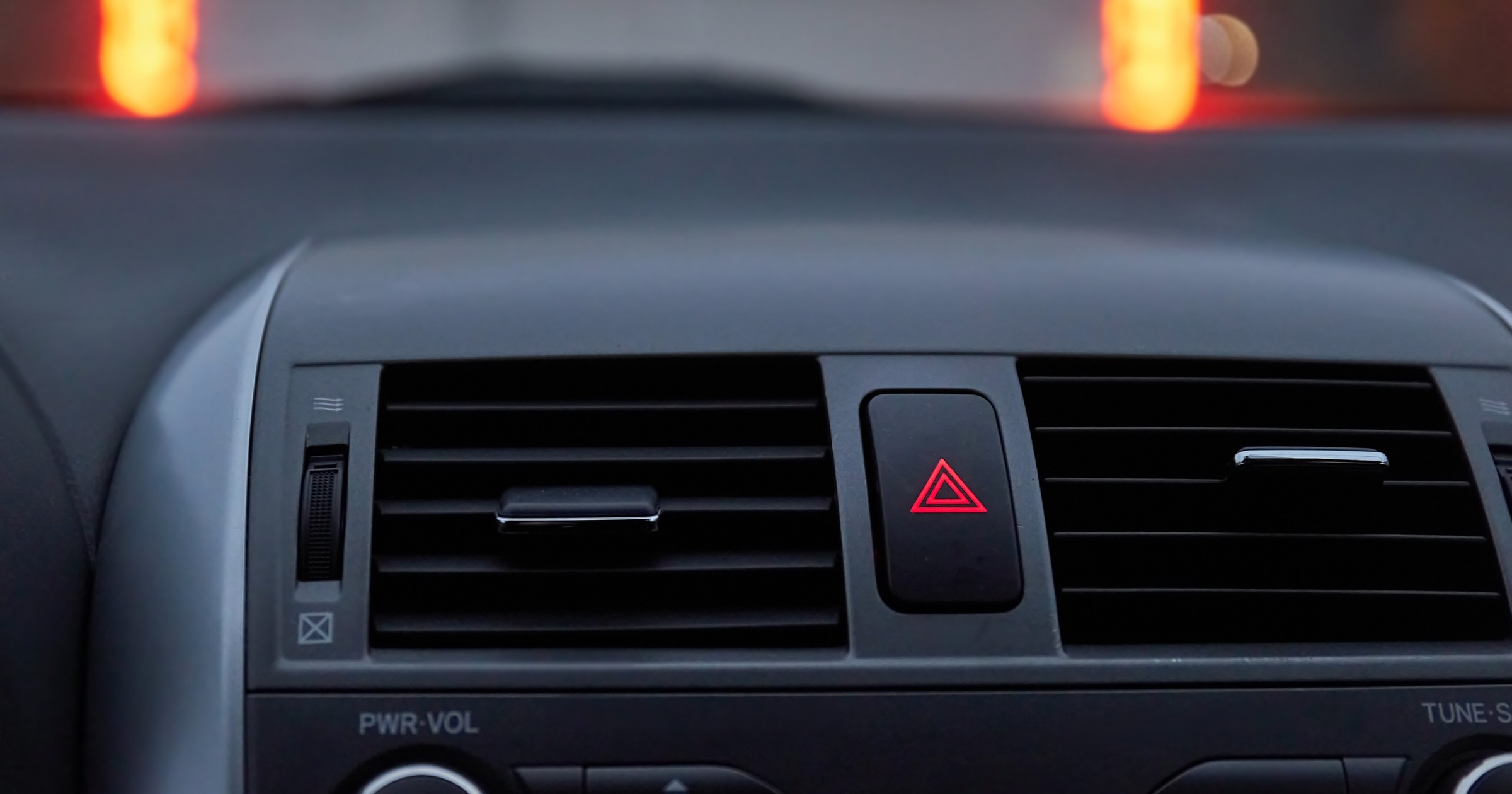 Użycie świateł awaryjnych w ramach podziękowania jest teoretycznie niezgodne z prawem. Ale to tylko teoria, a praktyce policjanci nie nakładają za takie zachowanie mandatów