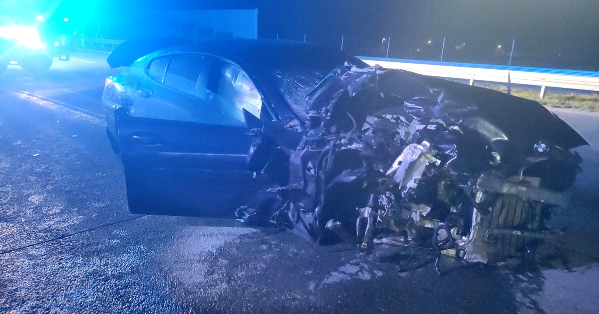 BMW zniszczone w wypadku na A1