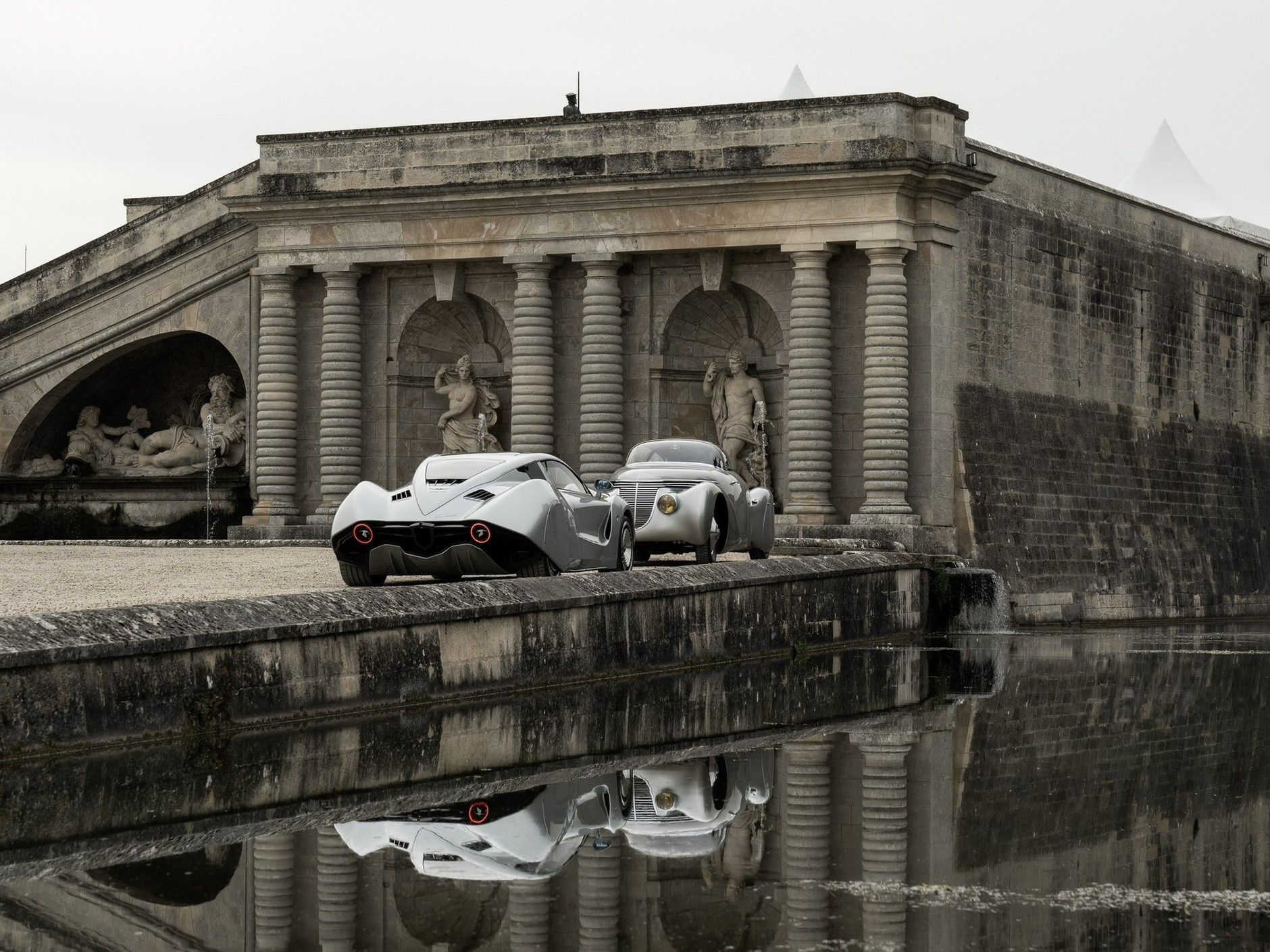 Samochody Hispano Suiza. Dzieli je 81 lat, łączy wspólne DNA