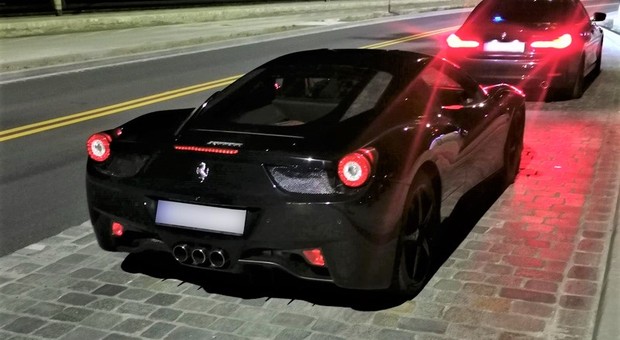 O mały włos nie stracił uprawnień za kierownicą Ferrari