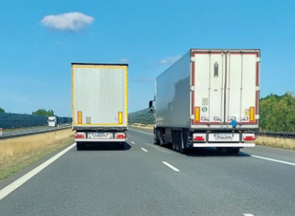 Policjanci mówią wprost, jak działa  zakaz wyprzedzania przez ciężarówki na autostradzie