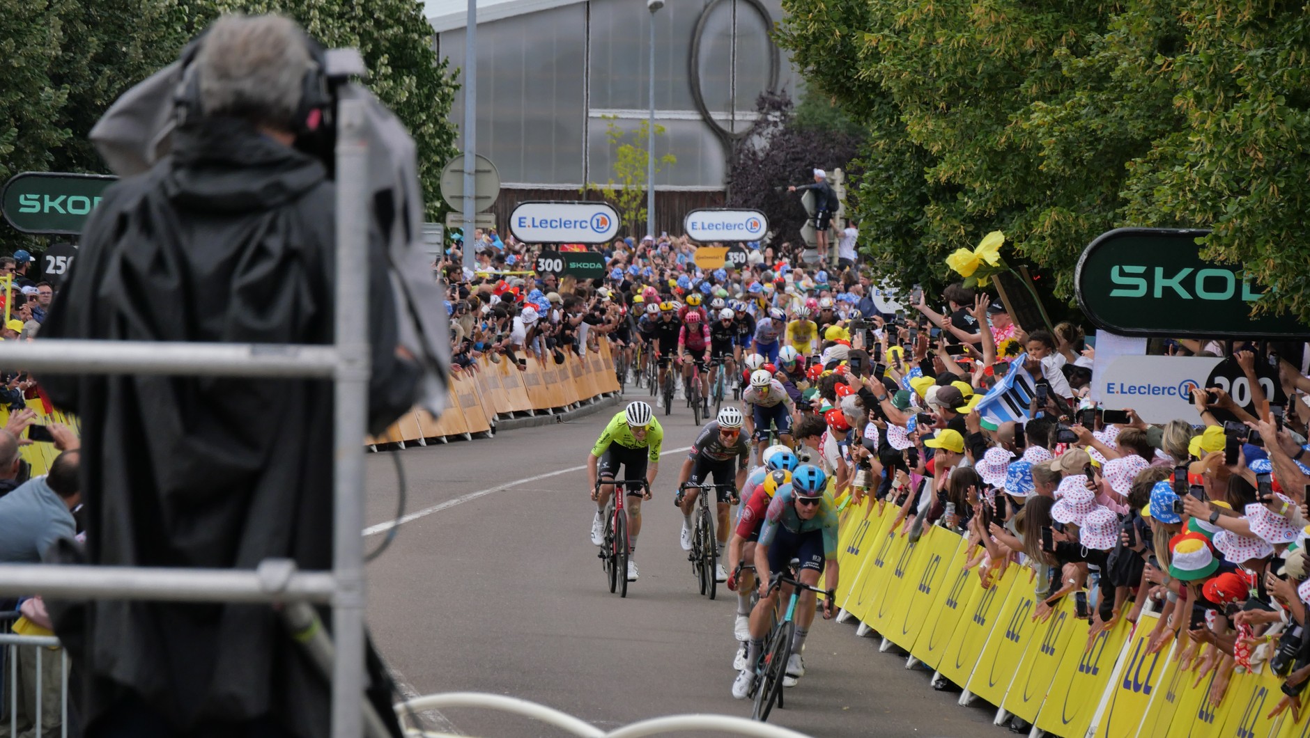 zawodnicy wpadający na metę 20 etapu Tour de france