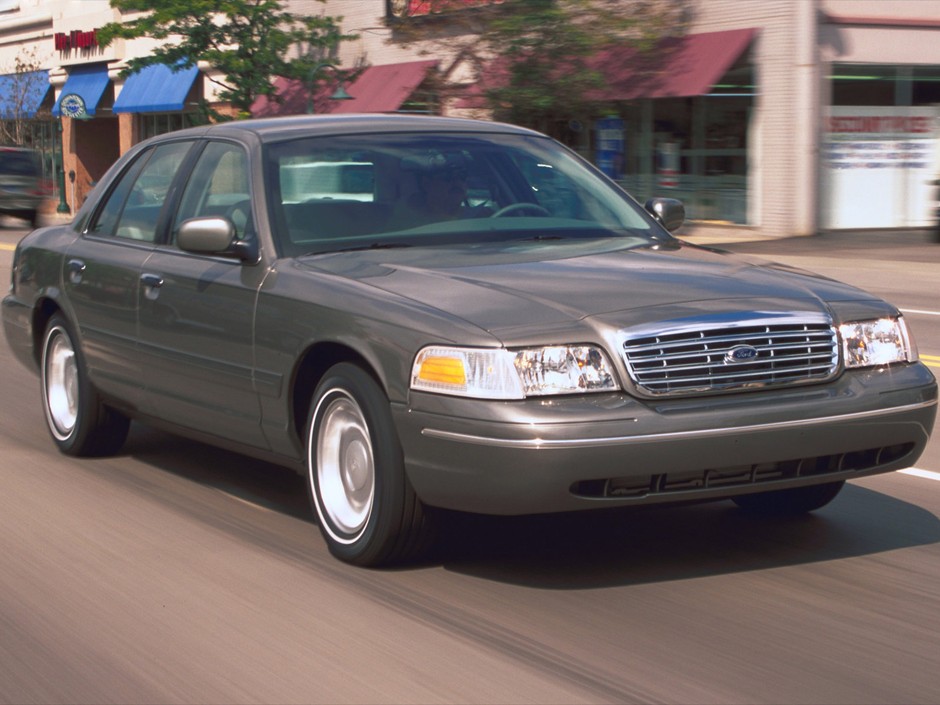 Do Polski bywają też sprowadzane radiowozy z zagranicy. Na zdjęciu kultowy Ford Crown Victoria, który w wersji policyjnej wygląda wprawdzie jak nudny sedan, ale pod maską ma ten sam silnik V8 co Mustang, ma też wzmocnione zawieszenia, a czasem nawet lekko opancerzone drzwi.