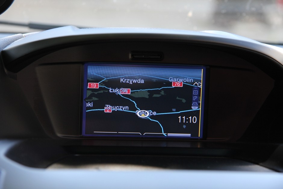 Ford. Nawigacja MFD bazuje na starych rozwiązaniach Blaupunkta. Przeciętna grafika map, mało wygodne przeglądanie mapy i braki w bazie adresowej: