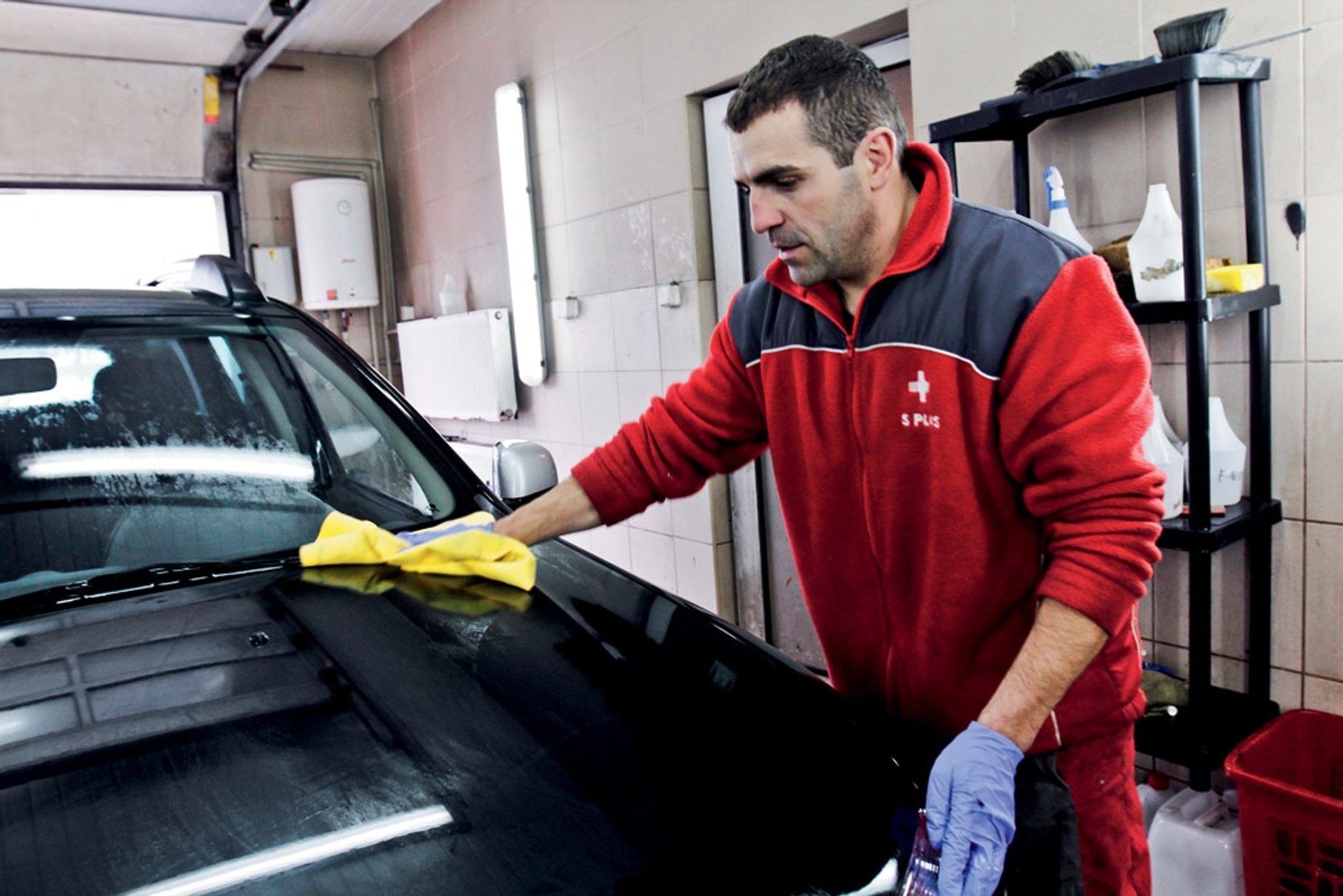 Jak odświeżyć zniszczony lakier w terenówce?