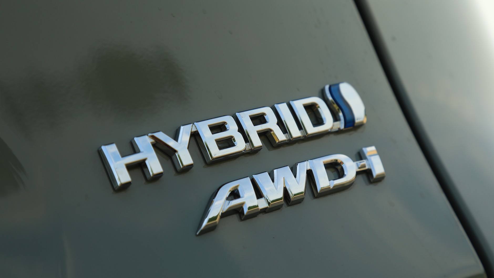AWD-i to napęd 4x4 niepołączony wałem. Takie rozwiązanie pozwala precyzyjnie sterować elektrykiem umieszczonym przy tylnej osi. Jego moc jest niewielka (55 KM.