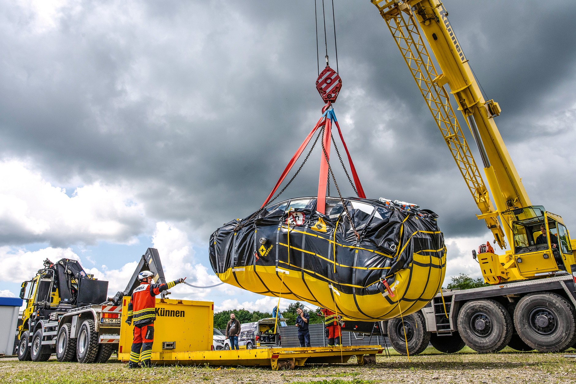 E-Vehicle IsolationSystem (w skrócie: EIS) – głównym elementem jest solidny wór z PCV, do którego pakuje się nadpalone auto, a następnie wypełnia pustą przestrzeń wodą. Wady: produkt jest jednorazowy i kosztuje ok. 6000 euro.