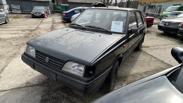 Warszawa zlicytowała porzucone samochody. Rekordowy zysk, tylko dziewięć trafi na złom