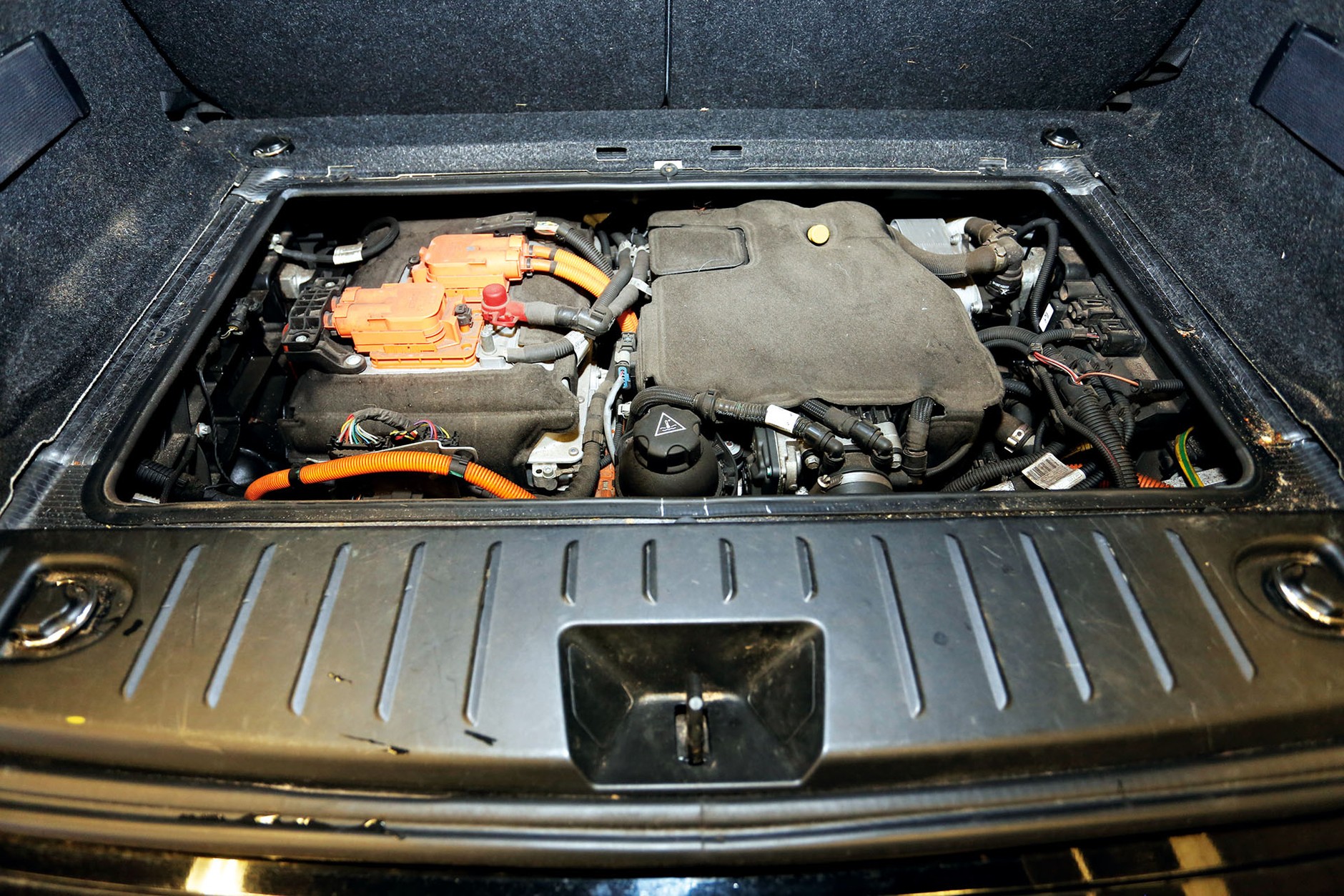 Dwucylindrowy silnik benzynowy jest umieszczony pod podłogą bagażnika. Rozwija moc 34 KM i maksymalny moment obrotowy 55 Nm.